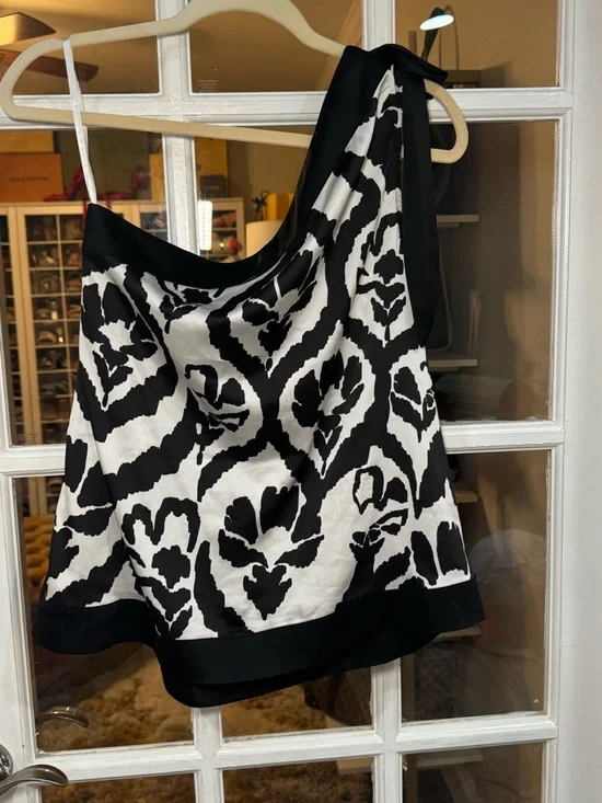 White House Black Market Black and White One-Shoulder Floral Top Satin - Picture 5 of 5